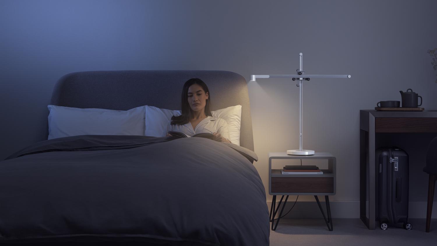 Dyson Solarcycle Morph™ Stehleuchte spendet Licht zum Lesen