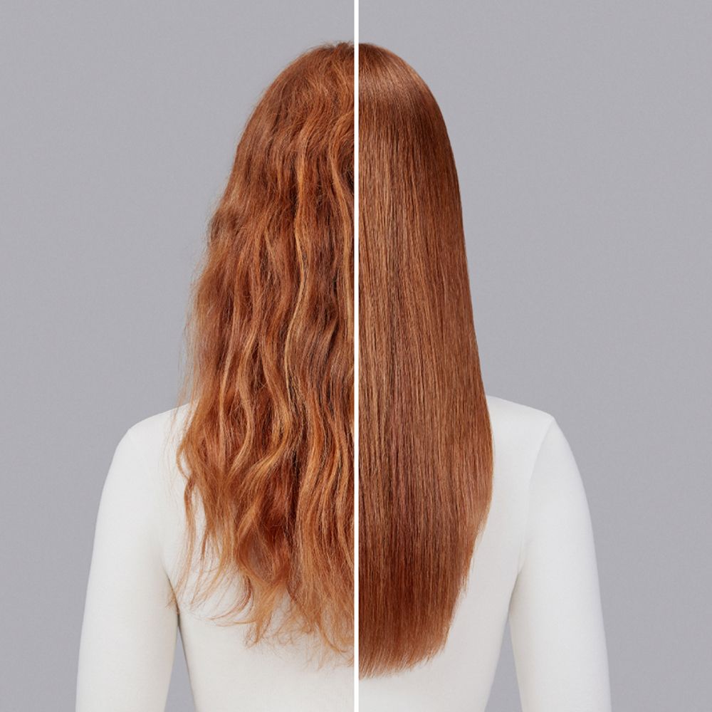 Lo styling di una modella bionda prima e dopo l’applicazione della crema pre-styling Dyson Chitosan.