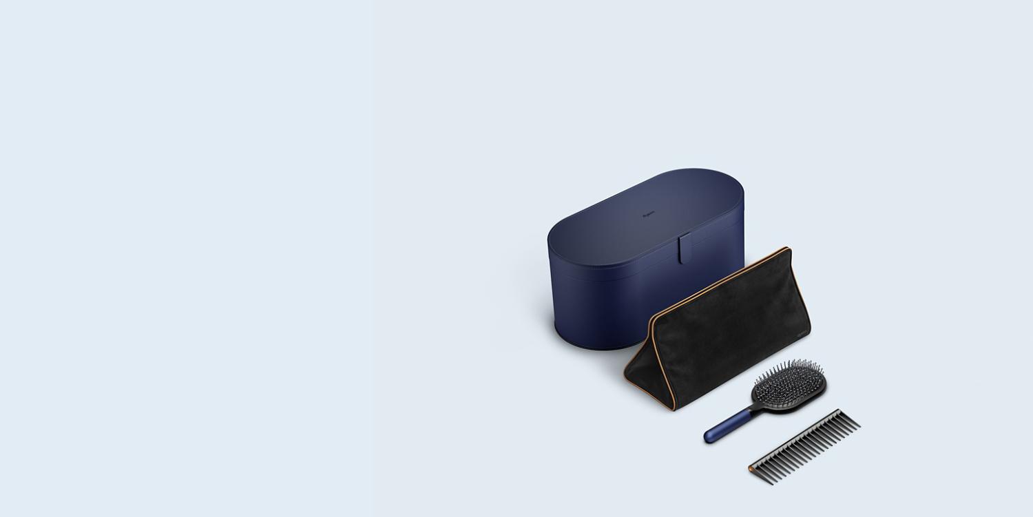 Nahaufnahme Dyson Supersonic™ Haartrockner, Dyson Airwrap™ Haarstyler und Dyson™ Corralle Haarglätter