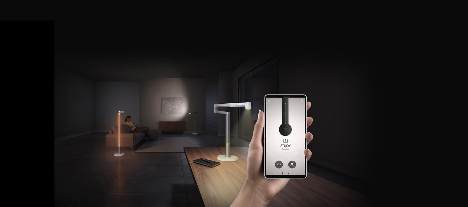 Ein*e Eigentümer*in verwendet die MyDyson App, um die Dyson Solarcycle Morph Leuchte zu programmieren.